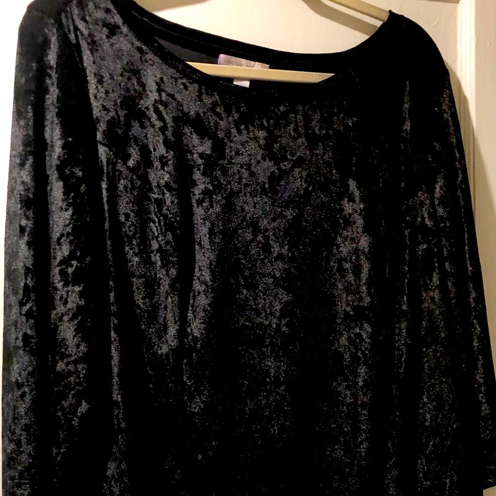 Previously worn 1X Black Velvet top with quarter length sleeves.
